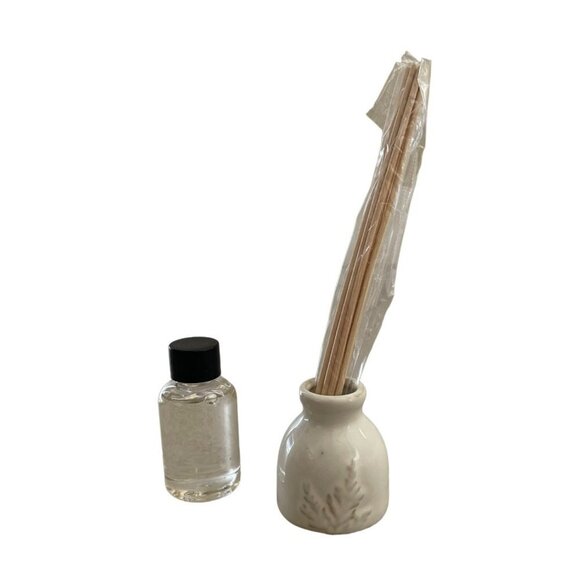 Holiday Embossed Ceramic Balsam and Cedar Branch Reed Diffuser Bee & Willow NEW - Picture 13 of 14